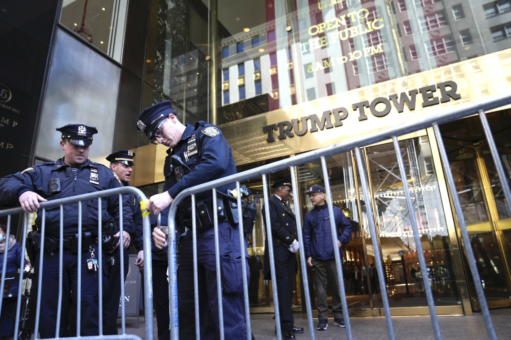 警察在纽约特朗普大厦前设置路障。AP