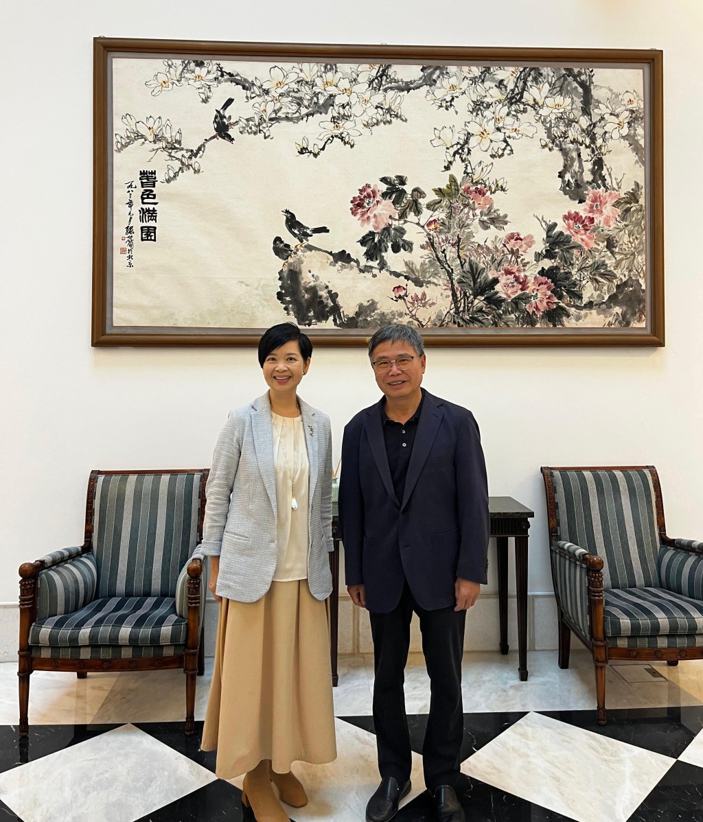 房屋局局長何永賢昨日（里斯本時間7月2日）展開葡萄牙里斯本的訪問行程。圖示何永賢（左）拜會中華人民共和國駐葡萄牙共和國特命全權大使趙本堂（右），向他介紹香港最新的房屋政策和措施。政府新聞處圖片