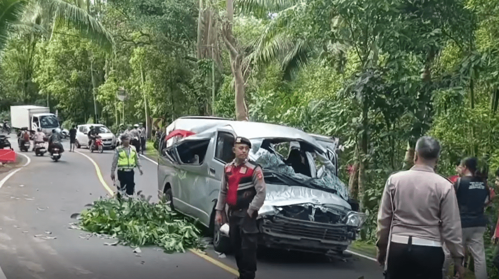 交警到場維持交通秩序。Threads@info_baturiti 交警到場維持交通秩序。Threads@info_baturiti