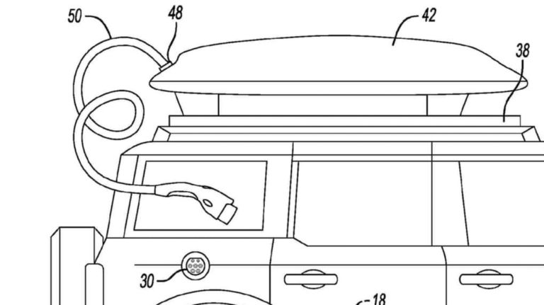 为车子充电时，备用电池须要经充电线缆连接车身充电插口，故不能边开车边充电。