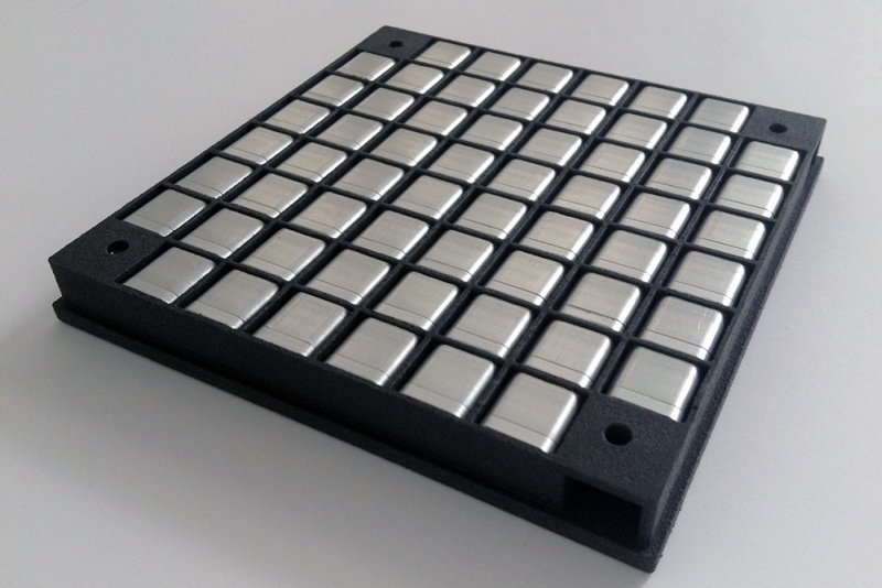 Elysium Space推出「骨灰膠囊」，上面可以刻3個英文字母，接着擺放在專用的太空模組，並放置在衛星上。(網圖)