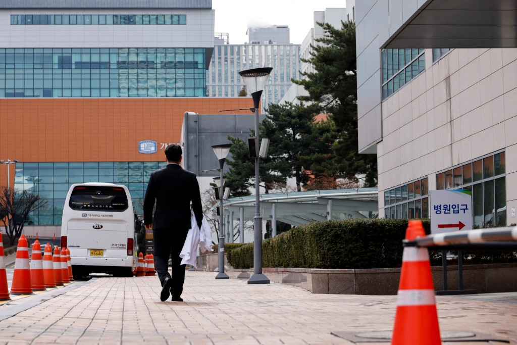 南韩政府表明只要实习医生在本周四前返回工作岗位，便既往不咎。路透社