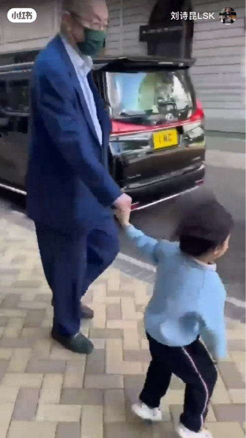 上車回家前劉詩昆更被女兒拖着在大街上跑動。