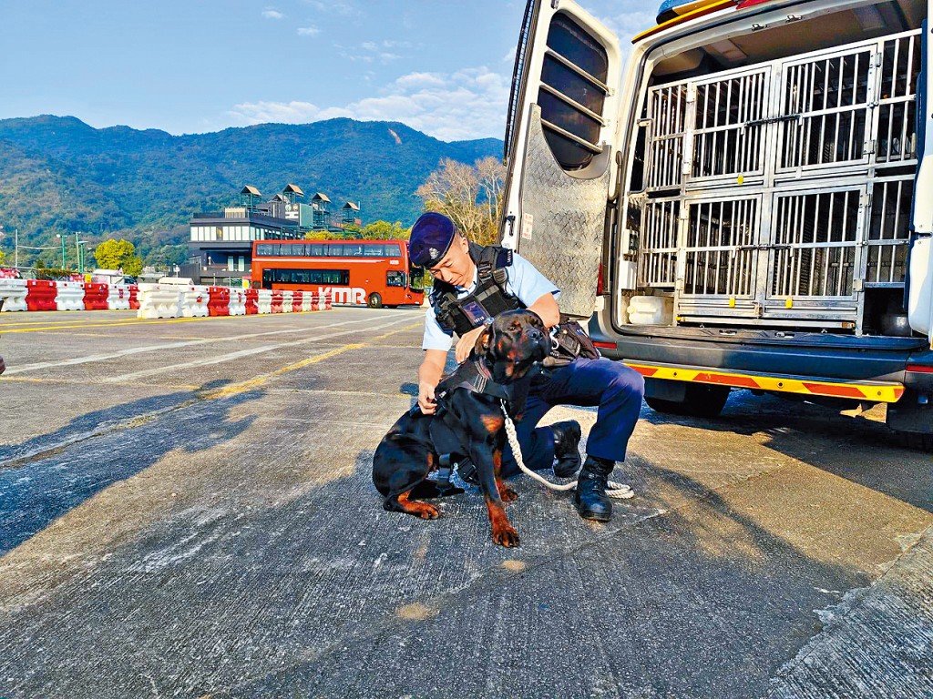 翁振傑說警犬不僅是工作夥伴，更是與市民溝通的橋樑。