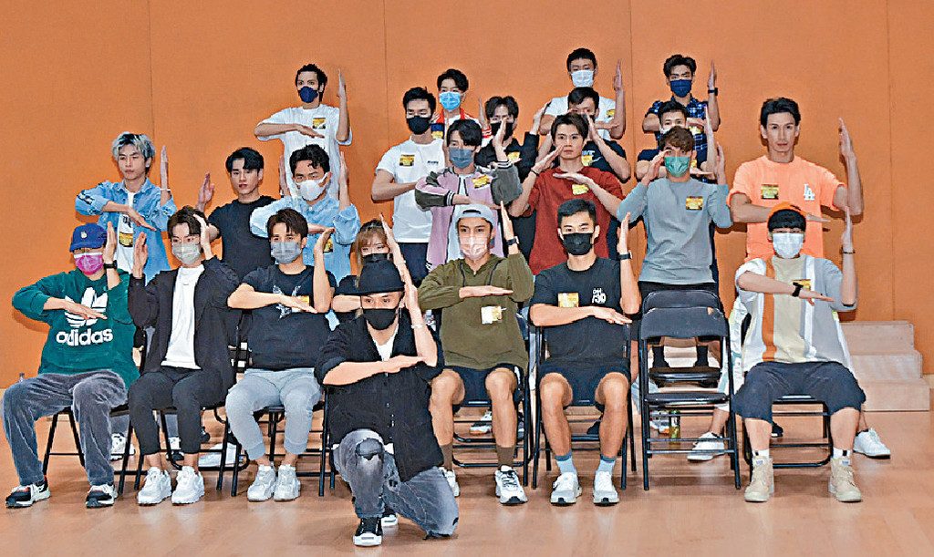 ■TVB台庆节目的《手舞》表演环节,昨日有20多人一起彩排。