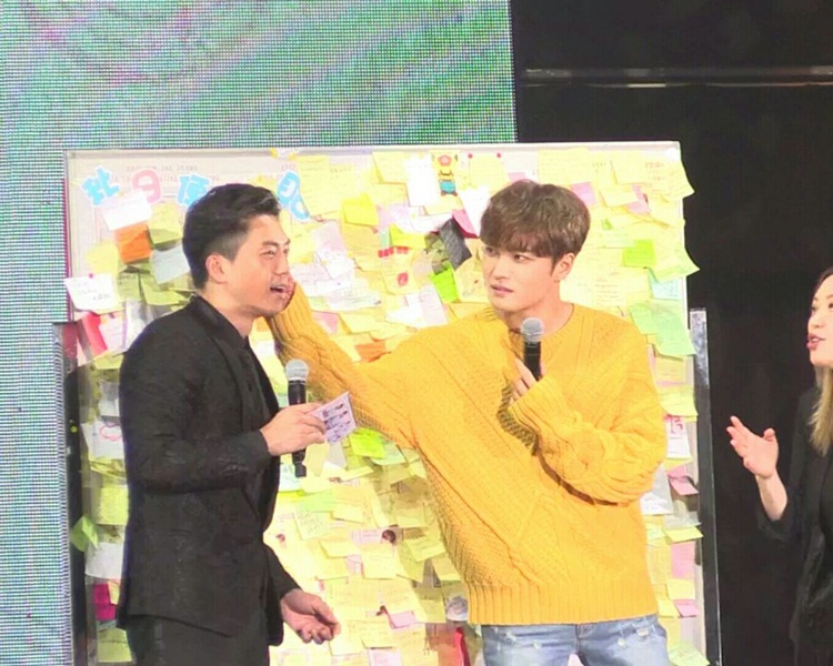 金在中伸手摸森美块面