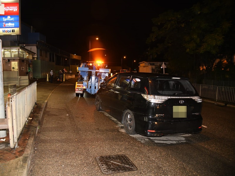 一輛七人車洪水橋遇路障,車內其中三人向兩警噴胡椒噴霧逃去。