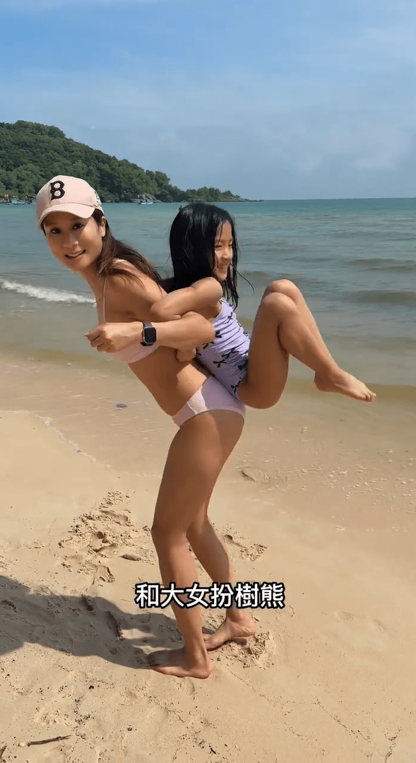 張嘉兒一家到沙灘玩樂。