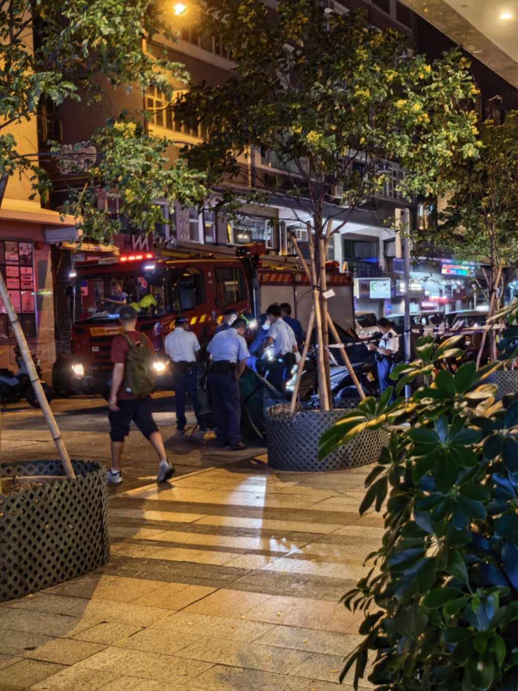 救援人员接报赶至,经检验后证实事主已经气绝身亡。读者提供图片 救援人员接报赶至,经检验后证实事主已经气绝身亡。读者提供图片