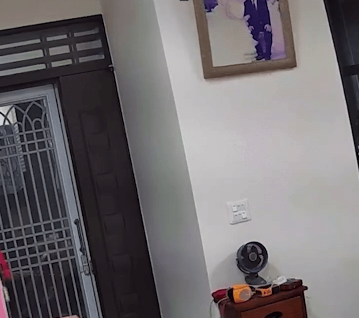 閉路電視畫面顯示，掛牆上的照片狂晃。