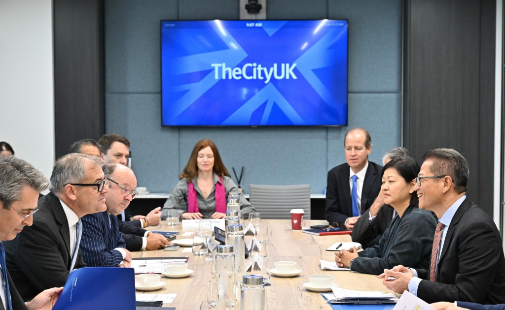 陳茂波(右1)與商界組織The CityUK舉行圓桌會議。政府新聞處