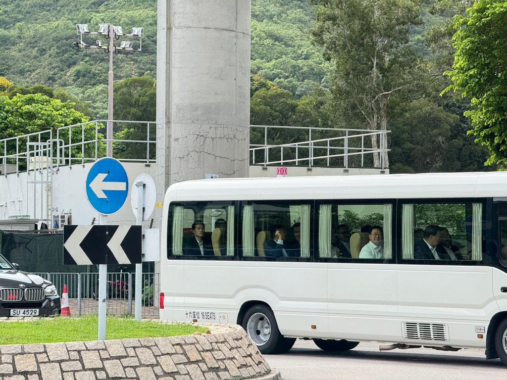 夏寶龍在行政長官李家超的陪同下,乘坐專車抵達海洋公園。曹露尹攝 夏寶龍在行政長官李家超的陪同下,乘坐專車抵達海洋公園。曹露尹攝