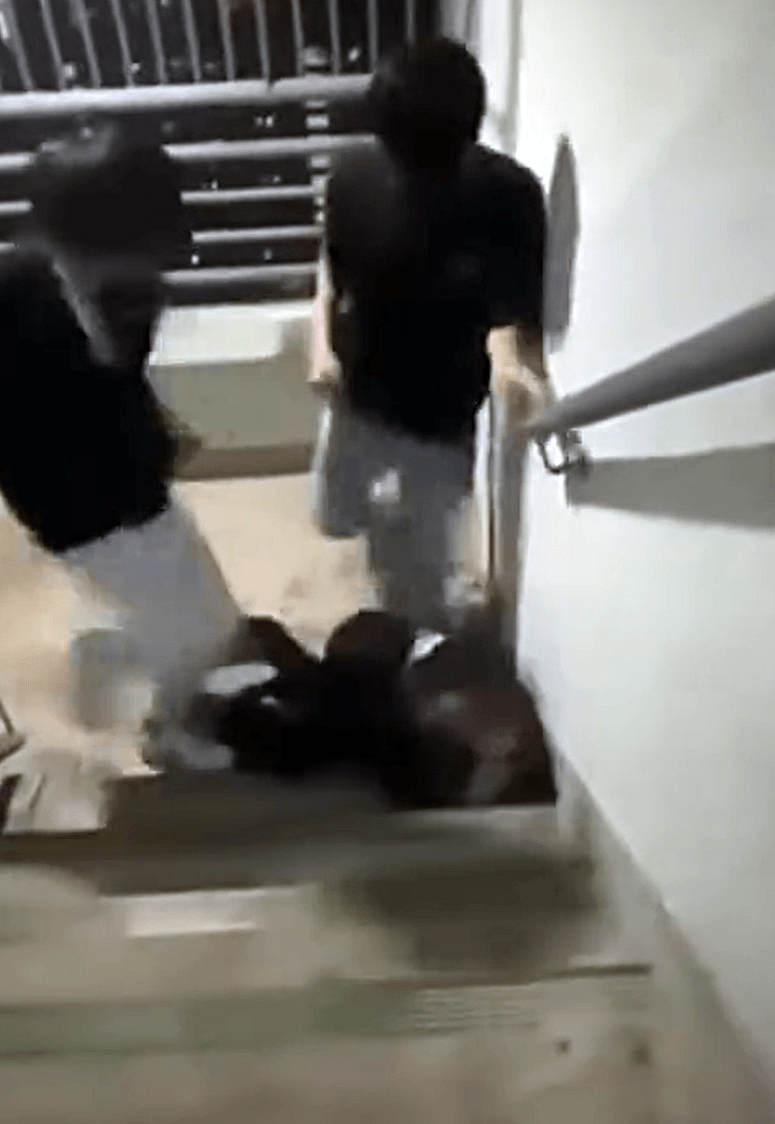 兩男童狂踩少女頭部。網上截圖