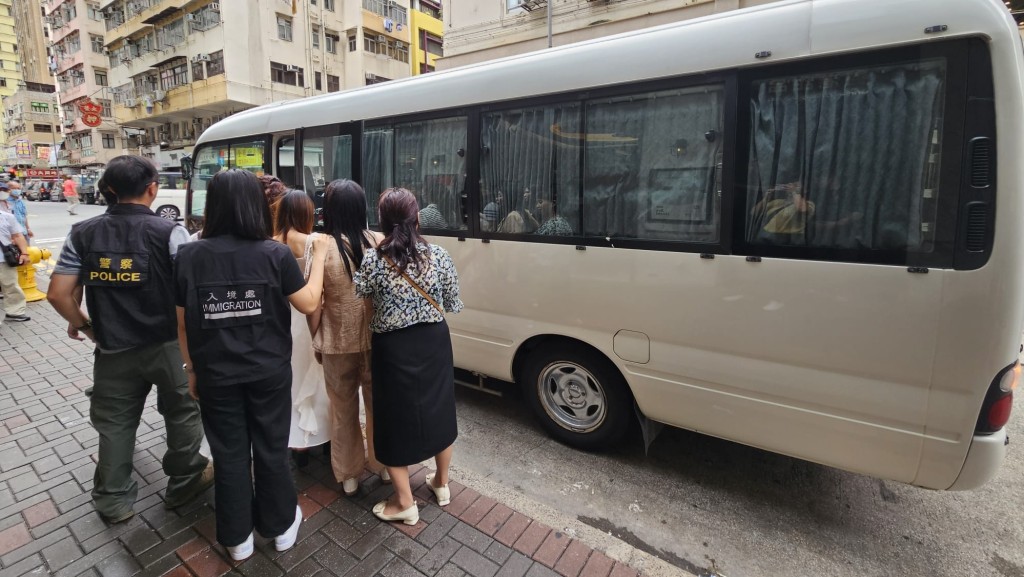 行動中共拘捕11人。警方提供圖片