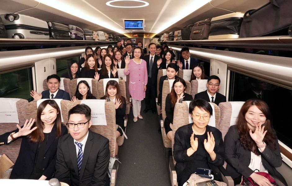 楊何蓓茵與30多名二級行政主任乘搭高鐵前往廣州。楊何蓓茵fb  