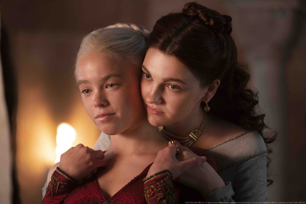 公主Rhaenyra Targaryen(左)成為鐵王座繼承人。