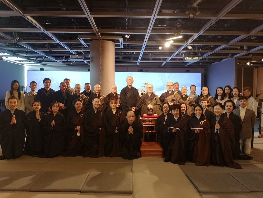 梁洛施（前排右五）去年1月参加佛教「无相之相」美术展览，当时她更身穿袈裟，跪地与其他教徒合照。