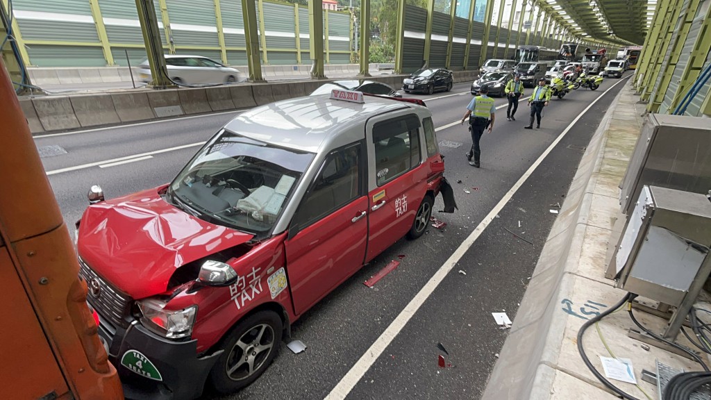 的士司機一度被困。楊偉亨攝