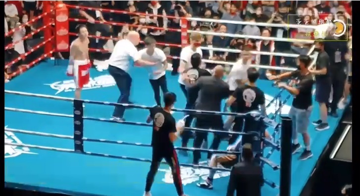 完賽後，鍾培生的穿白衫教練，想衝過去同黑衫的林作團隊打。