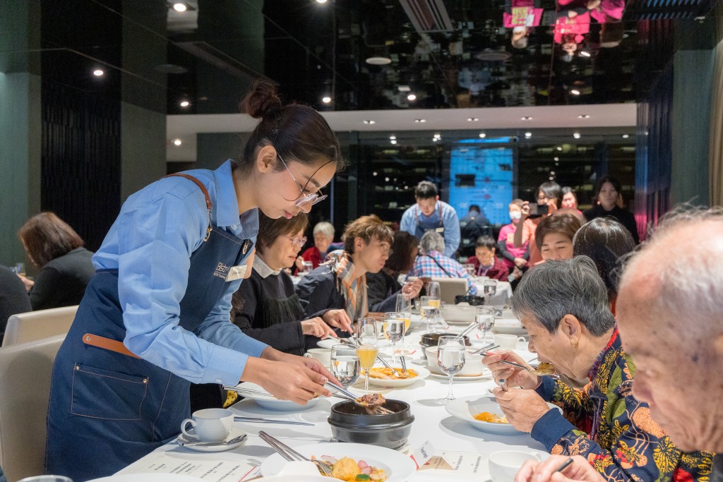 香港理工大學酒店及旅遊業管理學院學生招待賓客