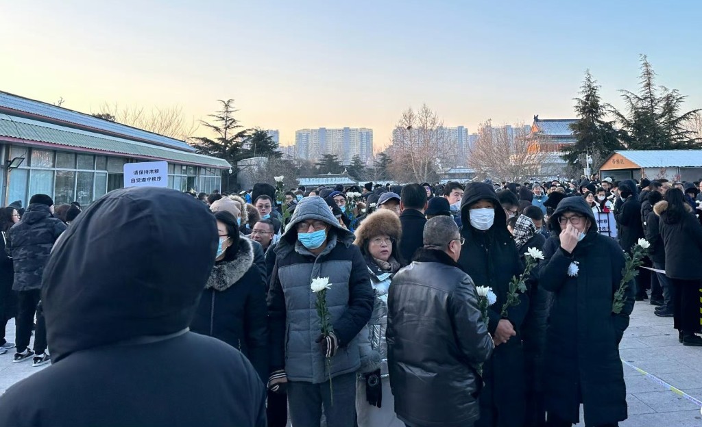 「法学良心」江平告别仪式在八宝山公墓举行，数千人来送行。