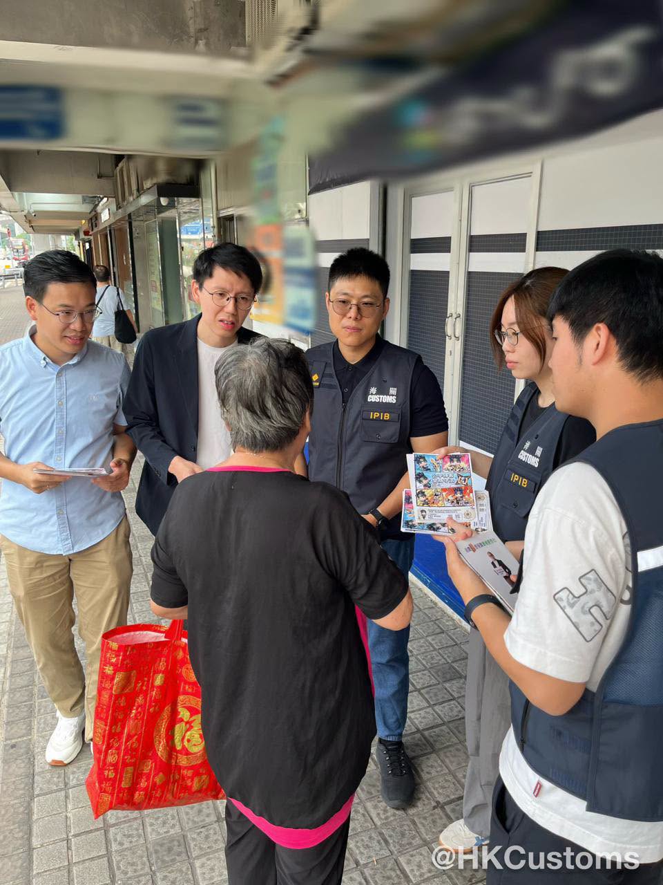 海關和地區人士向區內長者派發宣傳單張,希望藉此提高長者精明消費意識。 海關和地區人士向區內長者派發宣傳單張,希望藉此提高長者精明消費意識。