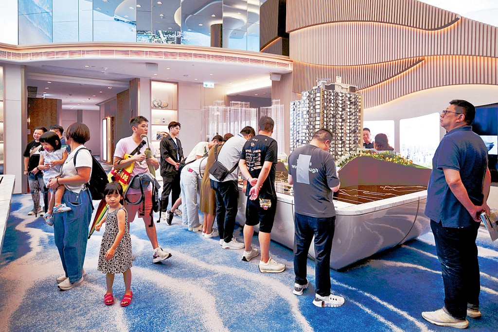 黃金海灣‧意嵐展銷廳昨日繼續吸引不少市民前往參觀,當中不乏一家大細的家庭客。