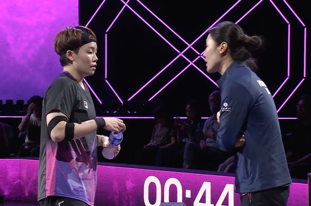 阿杜在小休時聽從女隊教練張瑞（右）的指導。直播截圖