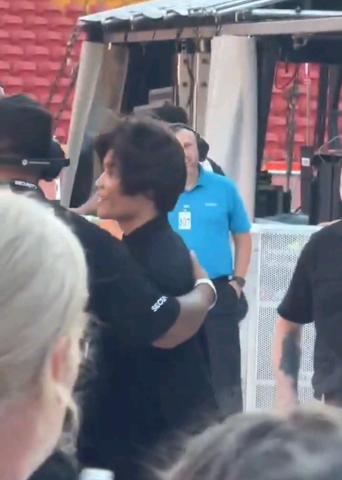 最終保安們架着他，將他驅逐離場。（粉絲片段截圖）