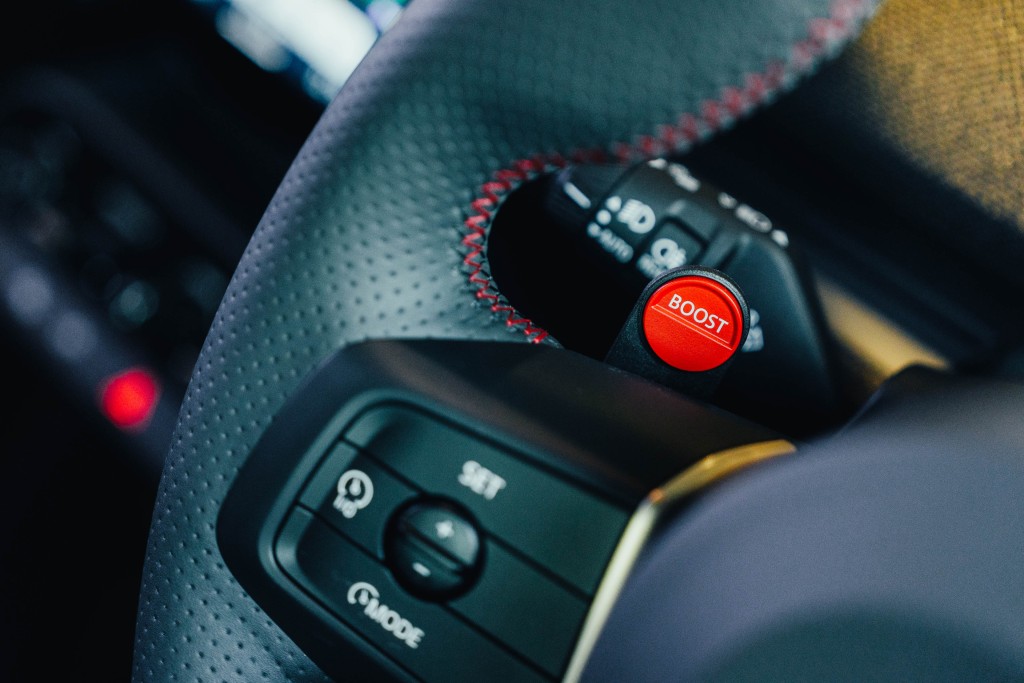 MINI JCW Aceman E (J05)性能版SUV軚盤增設Boost增力撥片。