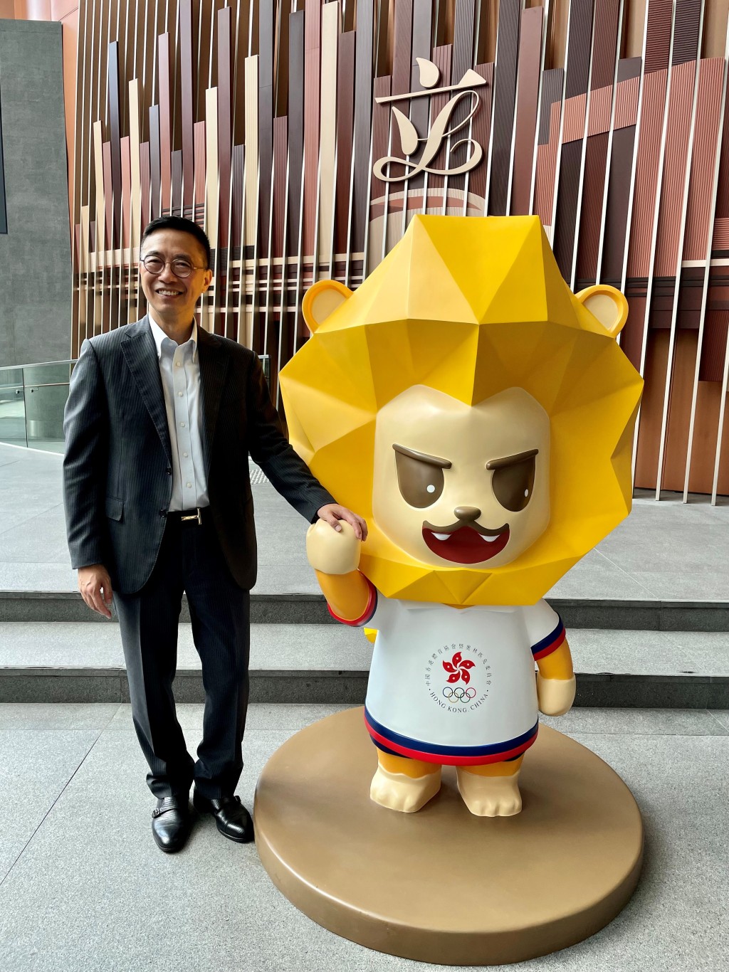 杨润雄早前出席立法会为杭州2022年第十九届亚运会的中国香港代表团举办的打气活动，并与吉祥物坚仔合照。