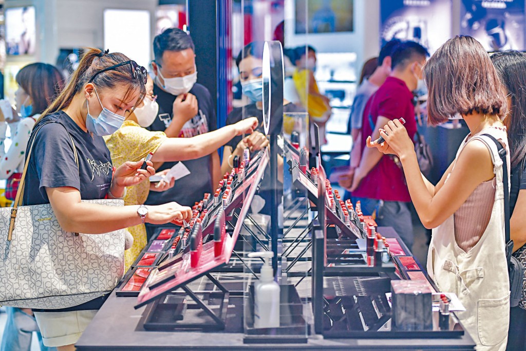 香港化粧品同業協會監事長何紹忠表示，自政府宣布口罩令撤銷，能夠帶動化妝品、例如唇膏及眼影等銷量，刺激化妝品生意。資料圖片