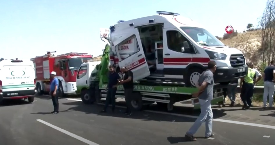 救護車車尾被撞至嚴重損毀。REUTERS
