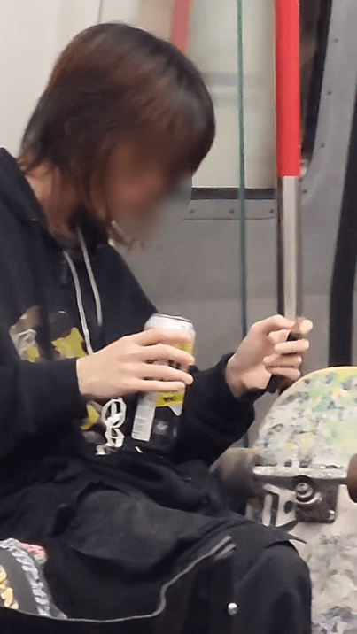 近日網上流傳一條影片,片中帶着滑板的年輕人,疑似在港鐵內吸食「太空油」,對板仔形象帶來影響。(網上截圖) 近日網上流傳一條影片,片中帶着滑板的年輕人,疑似在港鐵內吸食「太空油」,對板仔形象帶來影響。(網上截圖)
