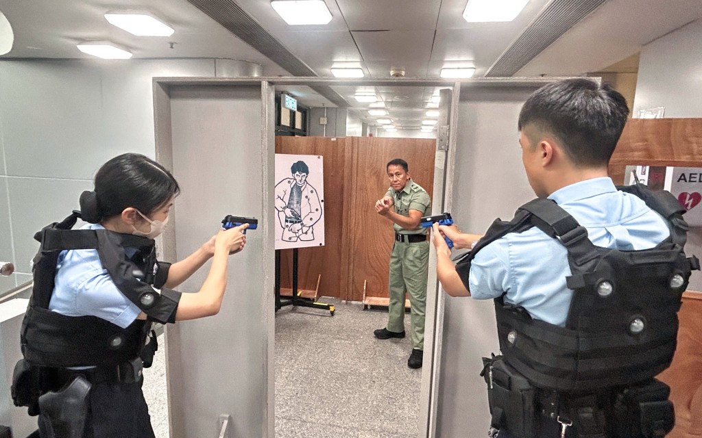 警長翁松彬指導輔警學員進行槍械射擊訓練。 警長翁松彬指導輔警學員進行槍械射擊訓練。