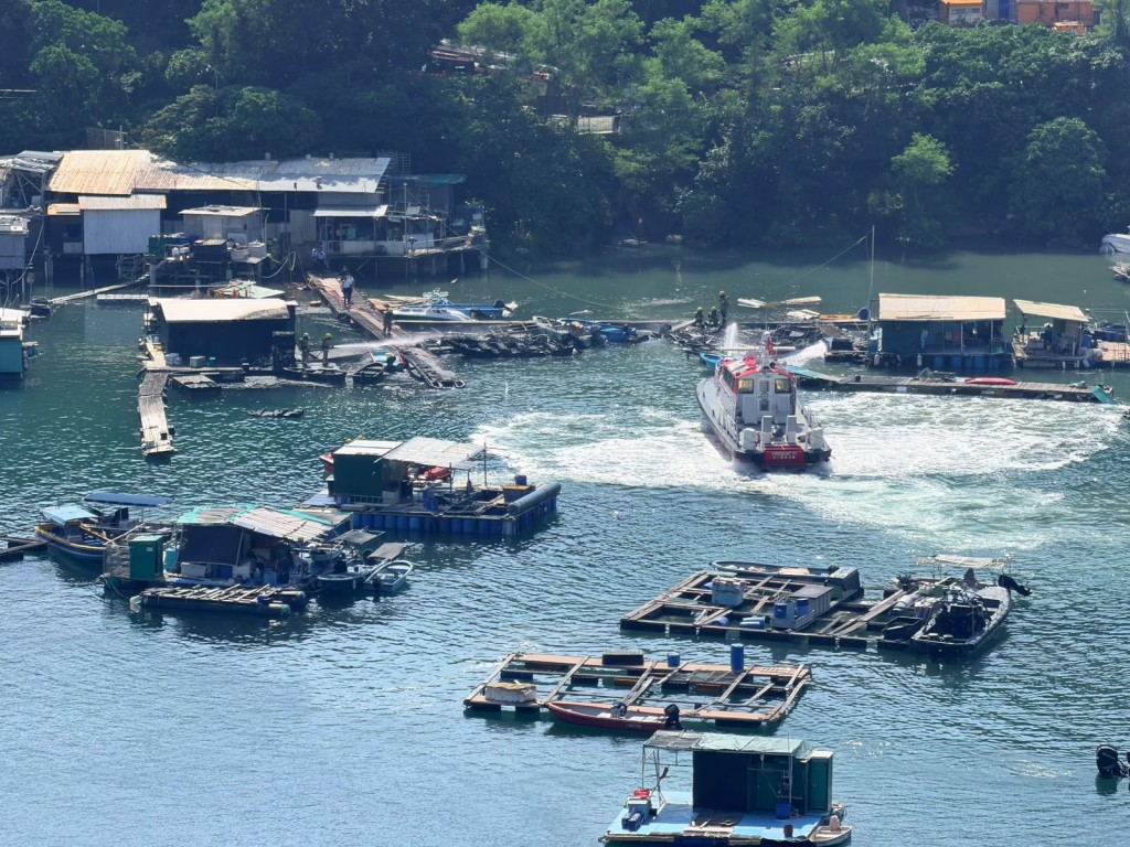 消防不斷向魚排射水。梁國峰攝 消防不斷向魚排射水。梁國峰攝