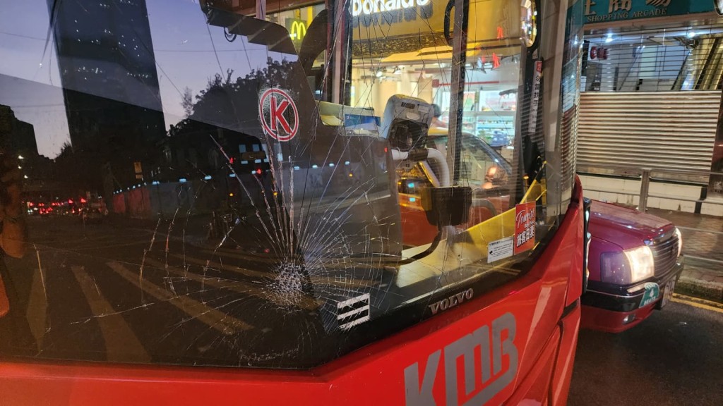 涉事九巴車頭擋風玻璃出現蜘蛛網狀裂痕。黎志偉攝