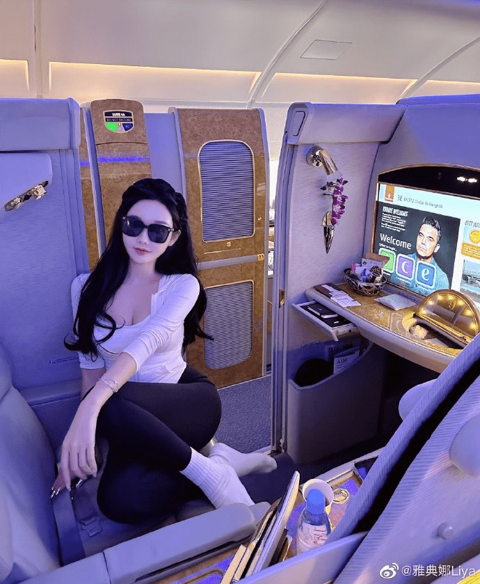 「雅典娜Liya」奢华的日常生活引人瞩目，例如，她会购买几万一张的头等舱享受行程。网图