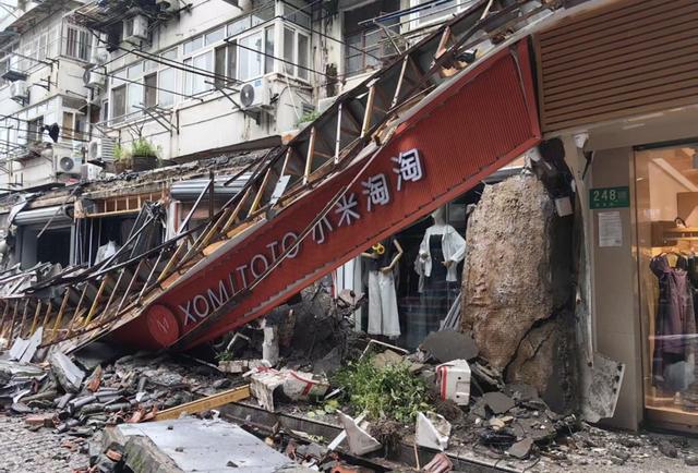 上海商業街店鋪招牌突然坍塌。寧波晚報 上海商業街店鋪招牌突然坍塌。寧波晚報