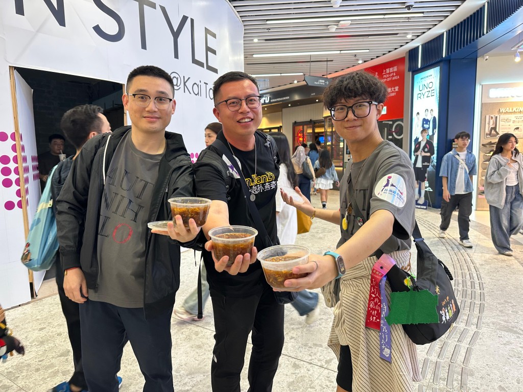 孫燕姿吧歌迷會資深成員思宇表示,啟德這裡的氣氛特別好,附近商場、餐廳全部爆滿,整個啟德區就像一個大型嘉年華。 孫燕姿吧歌迷會資深成員思宇表示,啟德這裡的氣氛特別好,附近商場、餐廳全部爆滿,整個啟德區就像一個大型嘉年華。