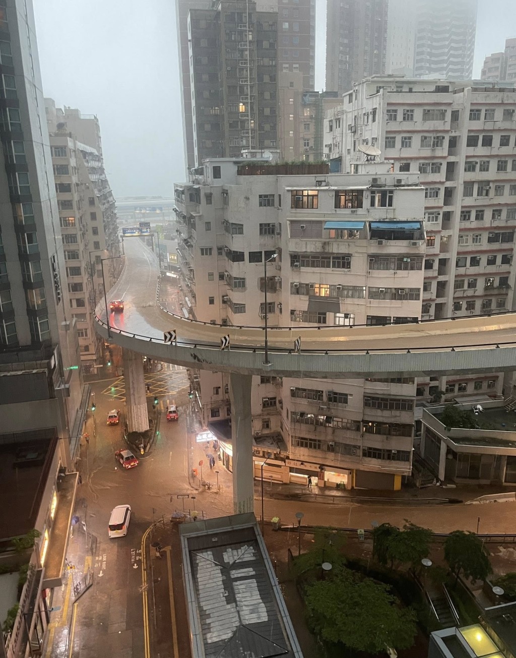 西環山道水淹馬路。fb西環變幻時影片截圖