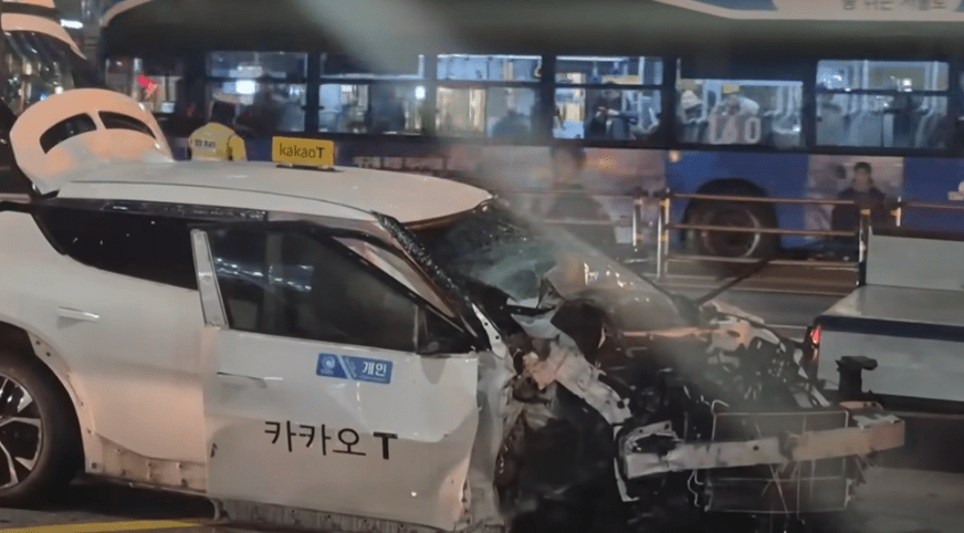 一輛計程車在鐘路區鐘閣站附近路口先後追撞兩輛私家車，隨後失控衝向行人路，像「打保齡球」般撞倒大批正等候橫過馬路的行人。MBCNEWS