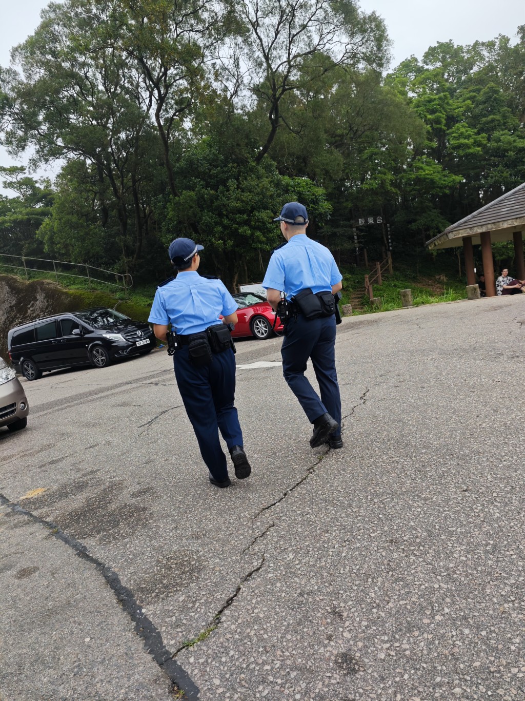 警方在通往飛鵝山的沿途路段設置路障檢查車輛,並針對該處高風險地點加強巡邏。 警方在通往飛鵝山的沿途路段設置路障檢查車輛,並針對該處高風險地點加強巡邏。