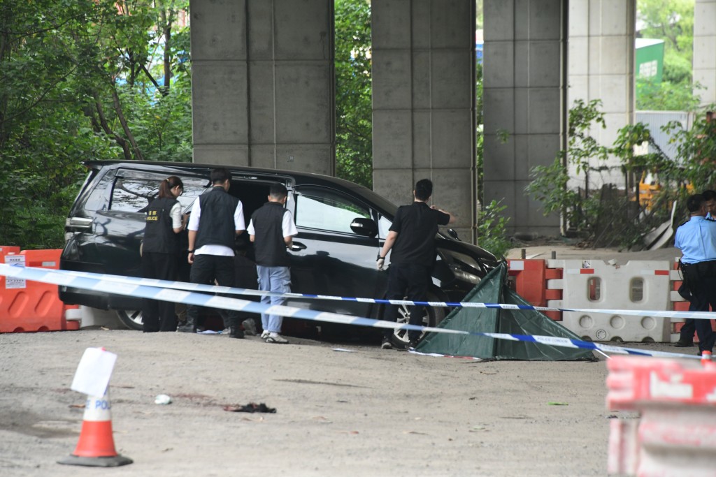探員在七人車車上蒐證。 探員在七人車車上蒐證。