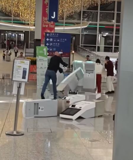 外籍男子推倒多台智能登記櫃檯。fb香港突發事故報料區影片截圖