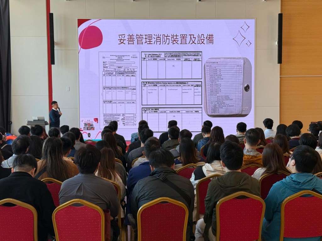 消防處在去年12月為約100名公共屋邨前線物業管理人員安排「樓宇應急先鋒」培訓。