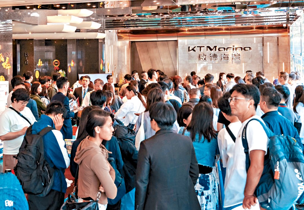 啟德海灣開售前已有大批準買家在場輪候，氣氛熱鬧。