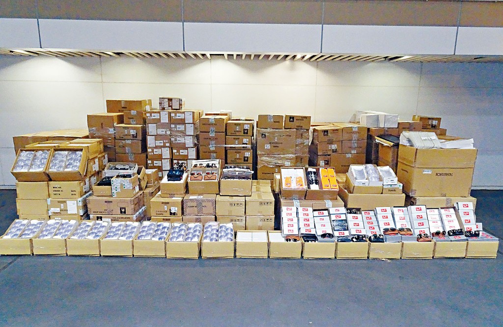 海關檢獲的走私貨品值逾八百萬元。