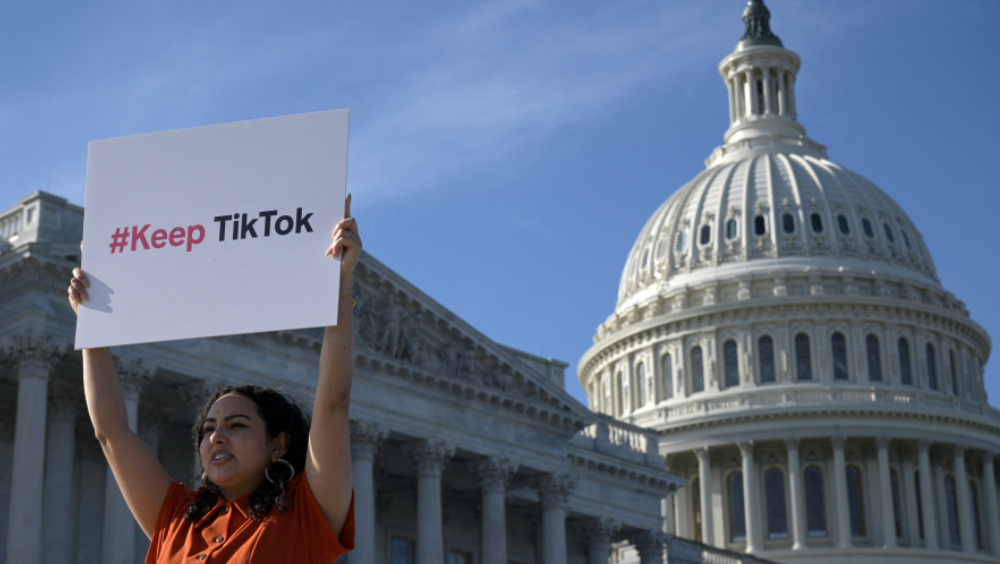 民众抗议国会法案要胁封禁TikTok。 路透社