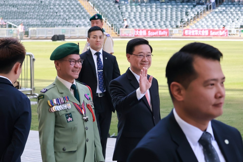 李家超在香港童軍總會總監黎偉生(左)陪同下出席童軍大會操2025。 李家超在香港童軍總會總監黎偉生(左)陪同下出席童軍大會操2025。